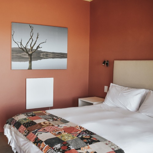 En-suite bedroom at Lake Lodge