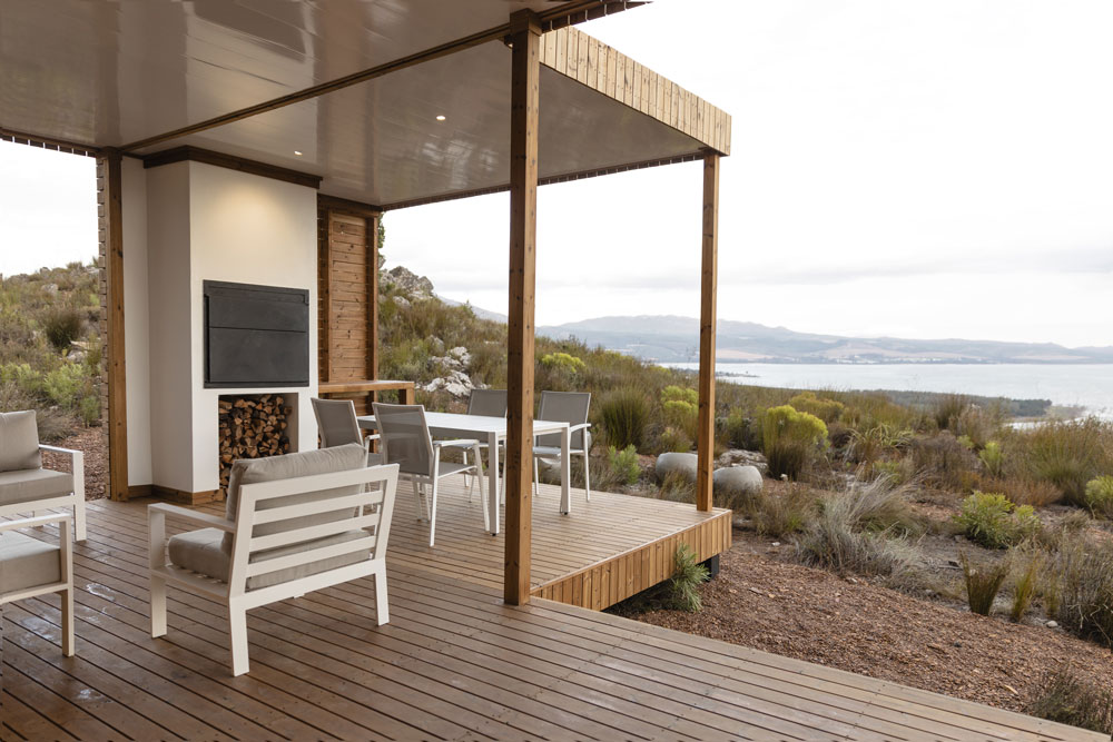 Covered deck with mountain and dam views at Leda Pod
